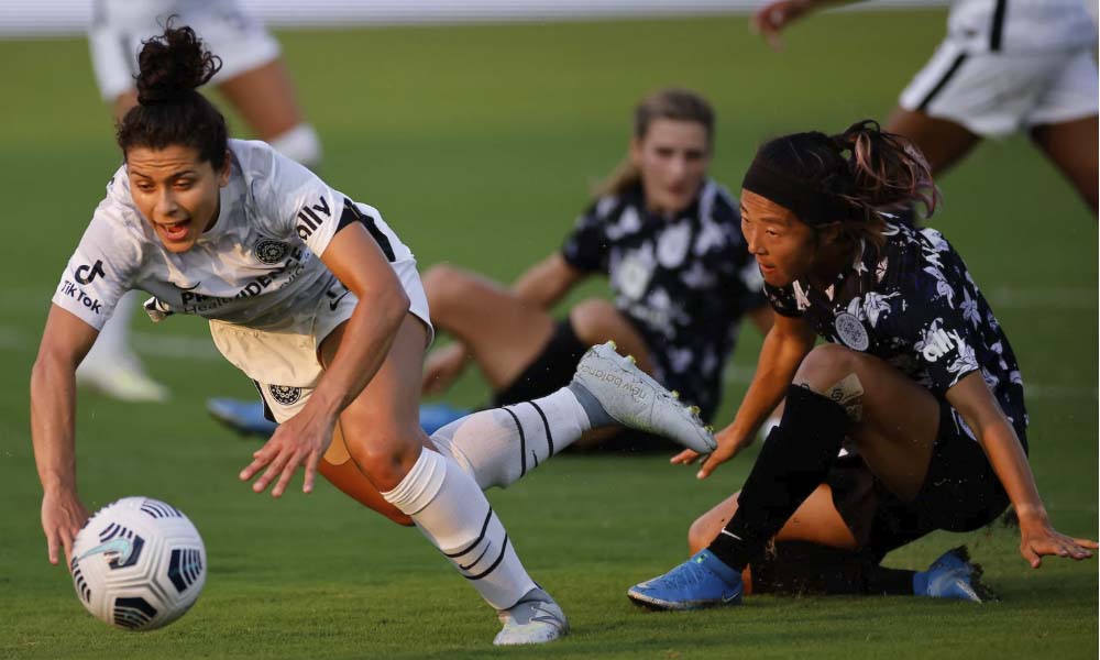 Raquel Rodríguez recibió falta de penal por parte de Yuki Nagasoto. Foto: Portland Thorns.