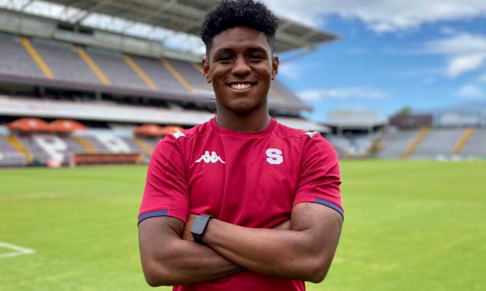 Sergio Céspedes, otro juvenil de Saprissa, fue ascendido al primer equipo y se le extendió su contrato hasta mayo del 2024. Foto: Saprissa.