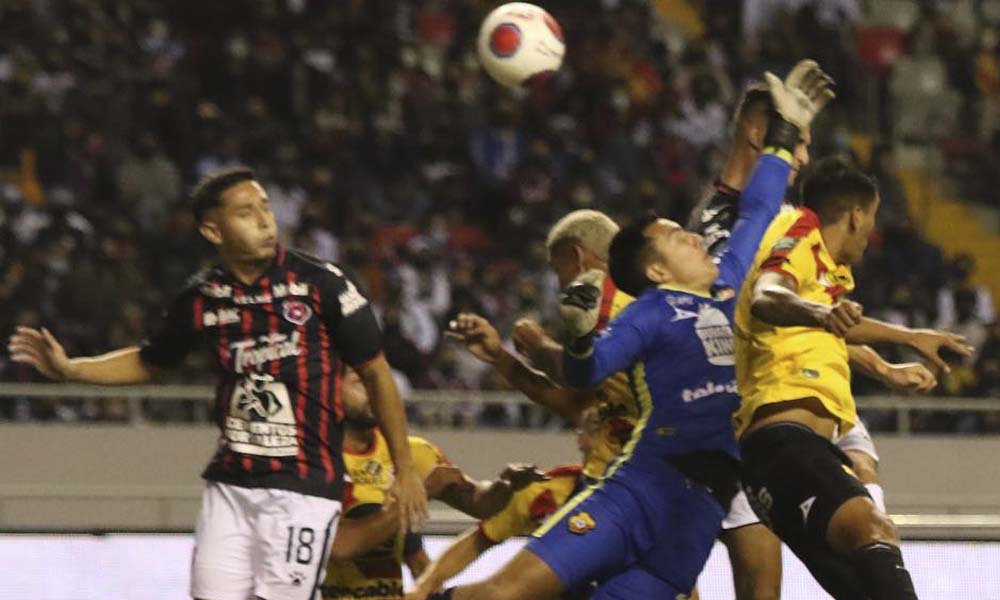 Alajuelense y el Club Sport Herediano sellaron un empate que luego llevó a una extensa definición debido a la mala definición de ambos equipos. Foto: LDA.