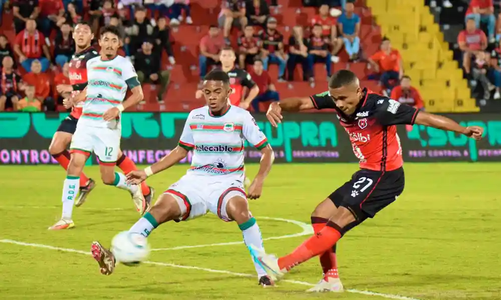 Alajuelense se impuso a Guancasteca esta noche, para recuperar el liderato dl torneo. Foto: Keydel Romero.