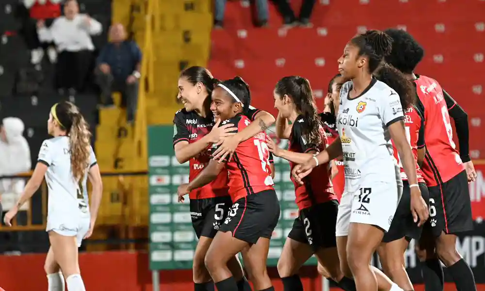 Sheika Scott cada vez se ve mejor jugando con Alajuelense. Esta noche volvió a marcar. Foto: LDA.