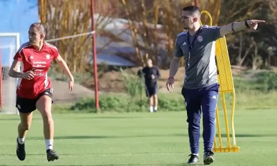 Edgar Rodríguez tomó parte activa en el trabajo de La Sele Femenina este lunes. Foto: FCRF.