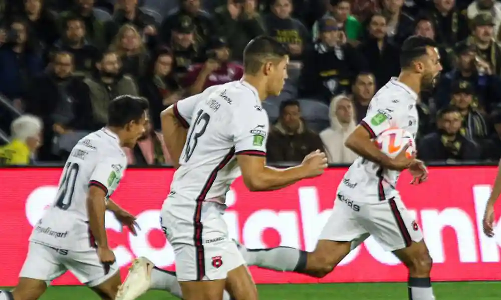 Giancarlo González puso adelante a Alajuelense cobrando muy bien un penal. Foto: LDA.