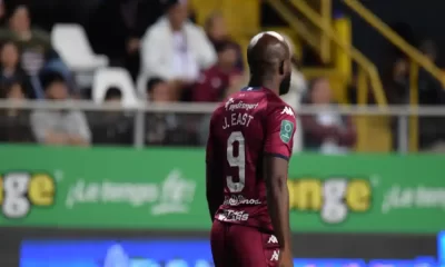 Javon East fue objeto de manifestaciones racistas en el Clásico Nacional entre Alajuelense y Saprissa. Foto: Keydel Romero.