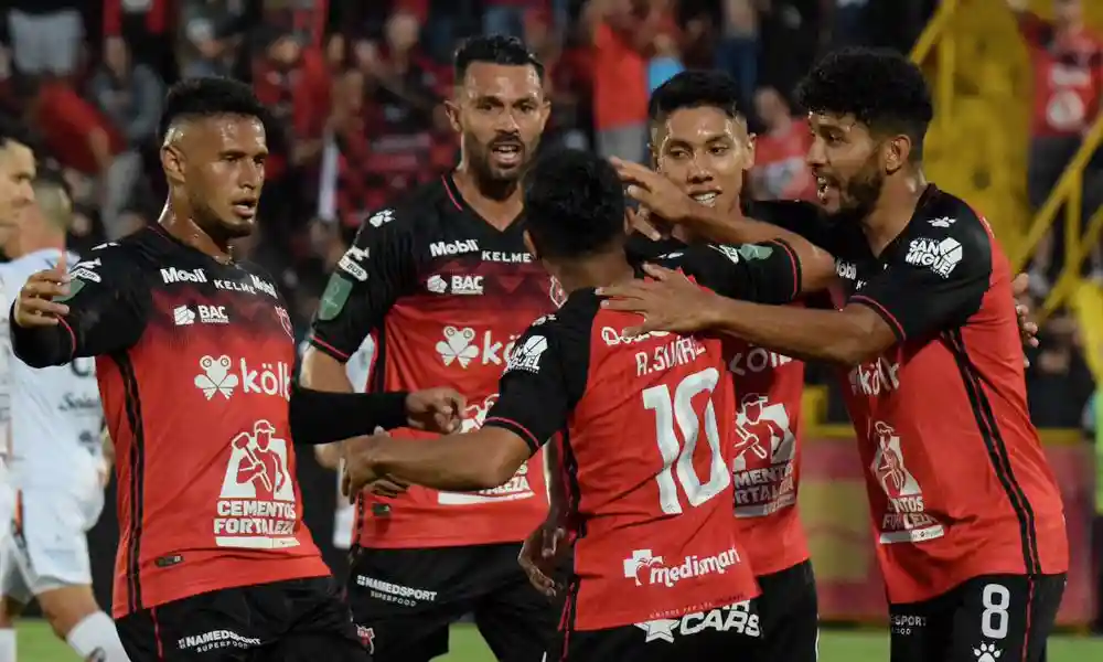 Alajuelense sumó goles y confianza ante Puntarenas. Suárez volvió a ser figura. Foto: Keydel Romero.