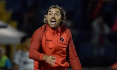 Andrés Carevic presentó un mareo después del juego entre Alajuelense y Herediano. Foto: Keydel Romero.