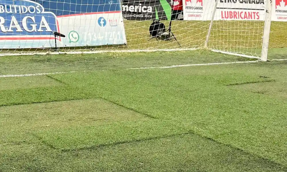 La cancha del estadio Rafael Bolaños está en pésimas condiciones. Aunque, el Comité de Licencias lo autorizó.