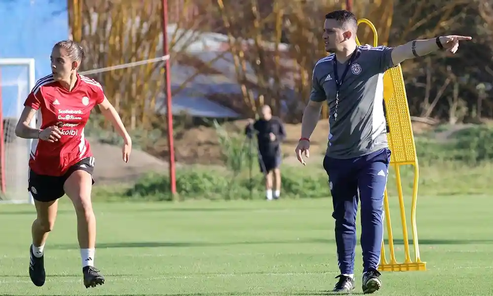 Edgar Rodríguez es ahora el principal asistente en La Sele Femenina, a instancias de Claudio Vivas.