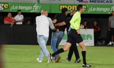 La invasión de cancha en el Morera Soto meterá en problemas a Alajuelense. Foto: Keydel Romero.