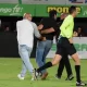 La invasión de cancha en el Morera Soto meterá en problemas a Alajuelense. Foto: Keydel Romero.