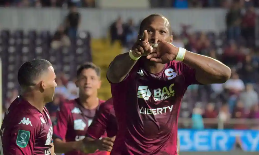 Kendall Waston metió uno de los golazos de la noche en la fiesta que montó Saprissa frente a Pérez Zeledón. Foto: Keydel Romero.