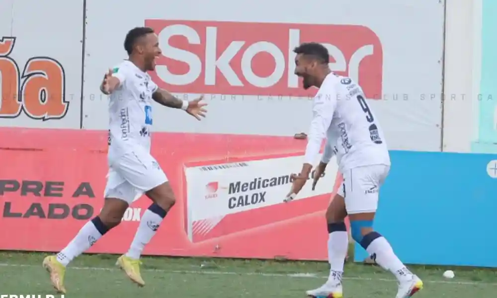 Marcel Hernández celebra con Jeikel Venegas el gol del Cartaginés. Fue el de la clasificación. Foto: CSC.