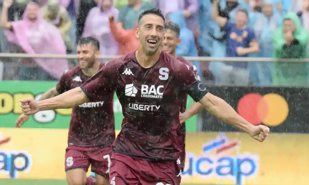 Mariano Torres metió un golazo de tremenda factura para encarrilar la victoria del Saprissa. Foto: Keydel Romero.