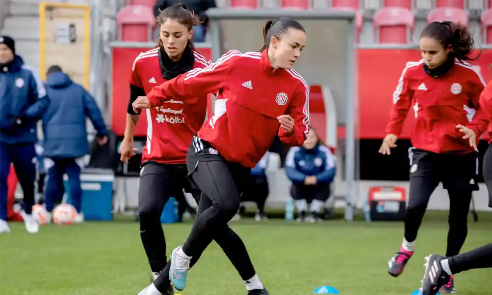 La Sele Femenina, con Melissa Herrera en cuenta, reconoció este miércoles la cancha del Wladyslaw Krol Municipal Stadium. Foto: FCRF.