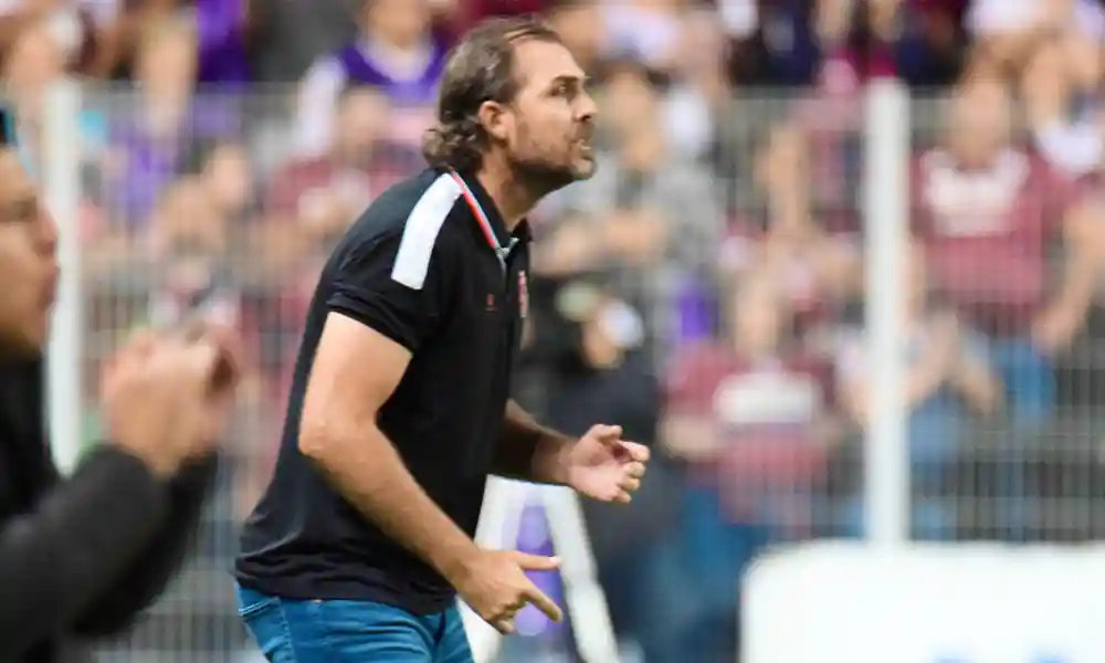 Andrés Carevic sudó más que los jugadores de de Alajuelense de tanto que se movió en el área técnica. Foto: Keydel Romero.