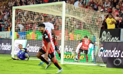 Johan Venegas corre a celebrar. Alajuelense abría el marcador con autogol de Pablo Arboine. Foto: Keydel Romero.