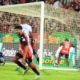 Johan Venegas corre a celebrar. Alajuelense abría el marcador con autogol de Pablo Arboine. Foto: Keydel Romero.