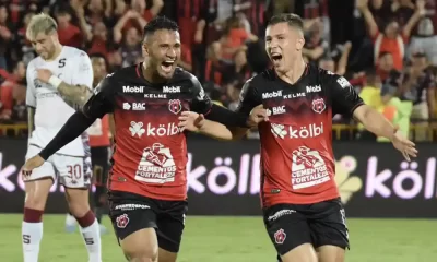 Carlos Mora volvió a ser letal. Su gol tiene en ventaja a Alajuelense en la Gran Final. Foto: Keydel Romero.