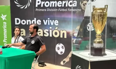 Lourdes Viana, la goleadora de Sporting, junto al preparador físico, Alejandro González, con el trofeo como testigo. Foto: Reinaldo Lewis.