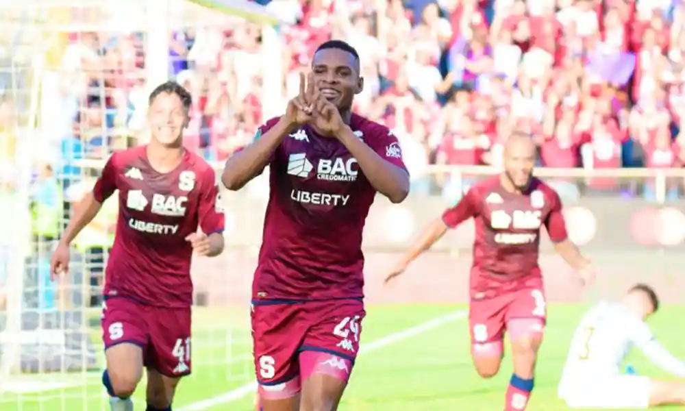 Orlando Sinclair sigue dado de qué hablar cuando Saprissa lo alinea ante Herediano. Hoy volvió a marcar gol. Foto: Keydel Romero.