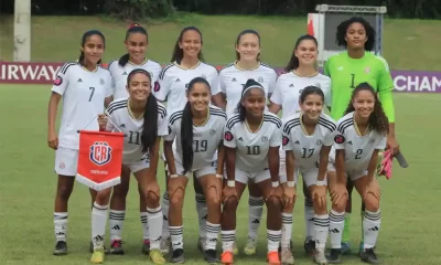 Yoselin Fonseca, de La Sele Femenina Sub20, saca a la portera Isabel Ackerman, de Puerto Rico. Marcaría así el tercer tanto nacional. Foto: FCRF.