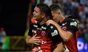 Suhander Zúñiga marcó un gran gol. Era el segundo de la noche para Alajuelense. Foto: Keydel Romero.