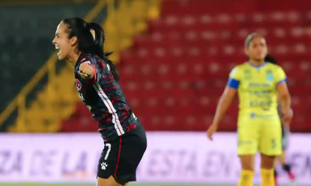 Viviana Chinchilla celebra. Sol gol, sumado al que ya había marcado Shirley Cruz, le dio tranquilidad a Alajuelense. Foto: LDA.