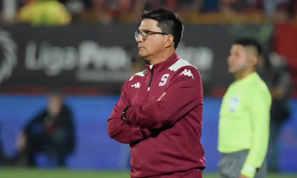 Vladimir Quesada, técnico del Saprissa, suele ser poco expresivo. Foto: Keydel Romero.