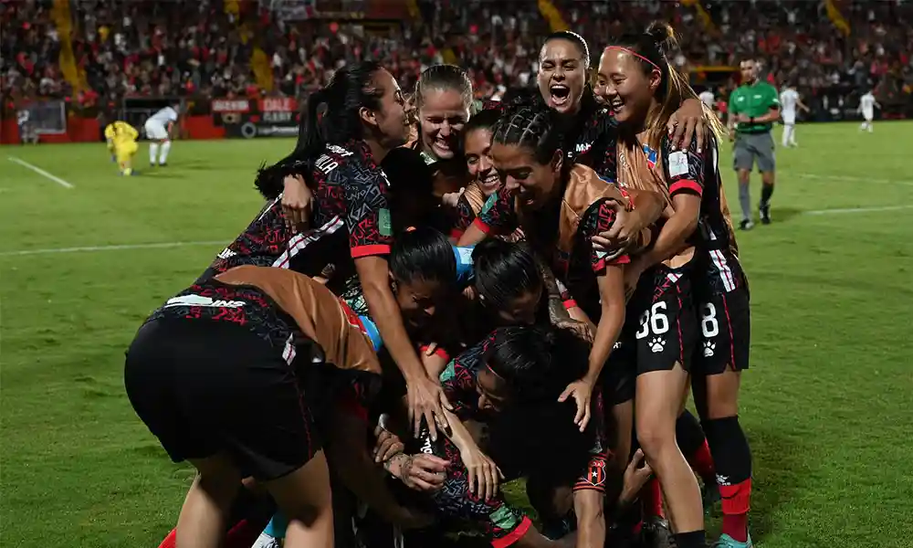 Alajuelense celebró esta noche su quinto título consecutivo en el fútbol femenino nacional tras seis participaciones. Foto: LDA.
