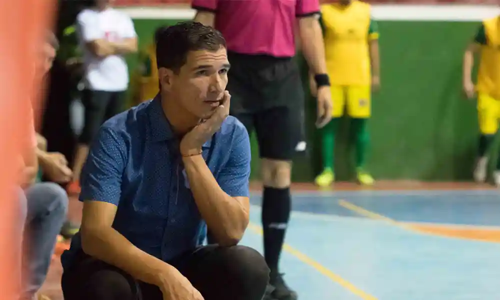 Alex Ramos es el técnico de la Selección Femenina de Futsal. (Foto: Lifutsal.