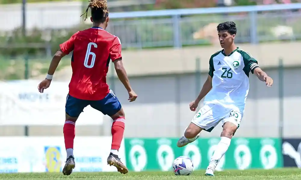 Ricardo Peña va a la marca de Faisel Alghamdi. La Sele Sub23 no pudo ante Arabia Saudita.