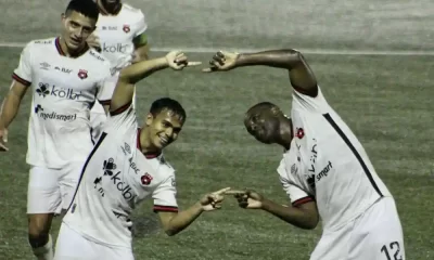 Aarón Suárez celebra con Joel Campbell el gran gol que marcó para la victoria de Alajuelense sobre Santos. Foto: Unafut.