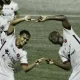 Aarón Suárez celebra con Joel Campbell el gran gol que marcó para la victoria de Alajuelense sobre Santos. Foto: Unafut.