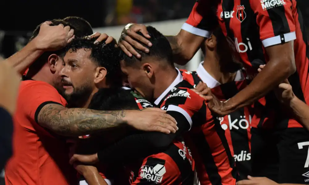 Alajuelense en el primer gol de Michael Barrantes como manudo. Foto: Keydel Romero.