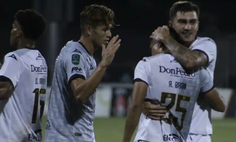 Alejandro Bran se metió entre los anotadores de la noche para el Herediano. Foto: Unafut.