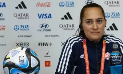 Amelia Valverde, la seleccionadora nacional, al hablar ante los periodistas de cara al juego ante Japón. Foto: Fifa.