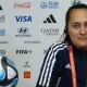 Amelia Valverde, la seleccionadora nacional, al hablar ante los periodistas de cara al juego ante Japón. Foto: Fifa.