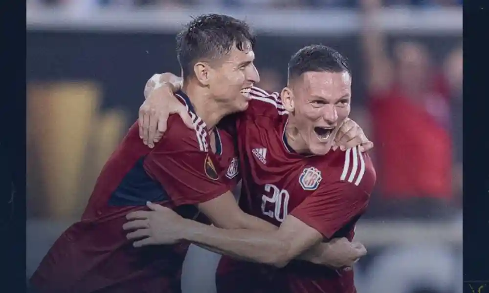 Anthony Conteras y Wilmer Azofeifa celebran. La Sele encontró goles, pero la defensa desapareció en el segundo tiempo. Foto: Concacaf.