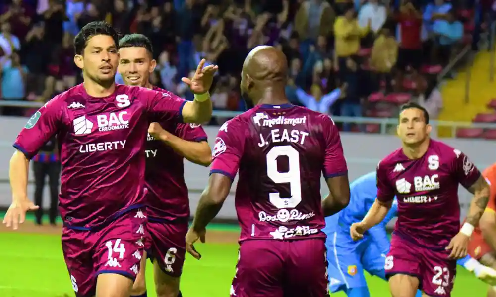 Ariel Rodríguez inclinó la balanza para Saprissa en la Súper Copa, con un cobro de penal. Foto: Keydel Romero.