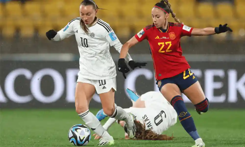 Gloriana Villalobos debió sacrificarse, sin mucho éxito, en la marca, en la derrota de La Sele Femenina ante España. Foto: Fifa.