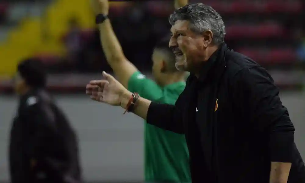 Hugo Viegas, el asistente técnico del Herediano, tiene un rol muy activo al lado de Jeaustin Campos. Foto: Keydel Romero.