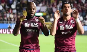 Saprissa Javon East celebra con Ariel Rodríguez. Ambos se juntaron en la jugada del 2 – 1 para Saprissa. Foto: Keydel Romero.