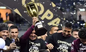 Saprissa ya tiene en sus vitrinas la primera Copa de la nueva temporada; la tercera en el último año. Foto: Keydel Romero.Jefferson Brenes