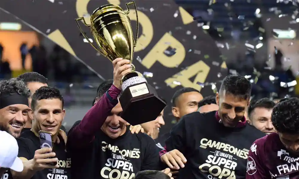 Saprissa ya tiene en sus vitrinas la primera Copa de la nueva temporada; la tercera en el último año. Foto: Keydel Romero.