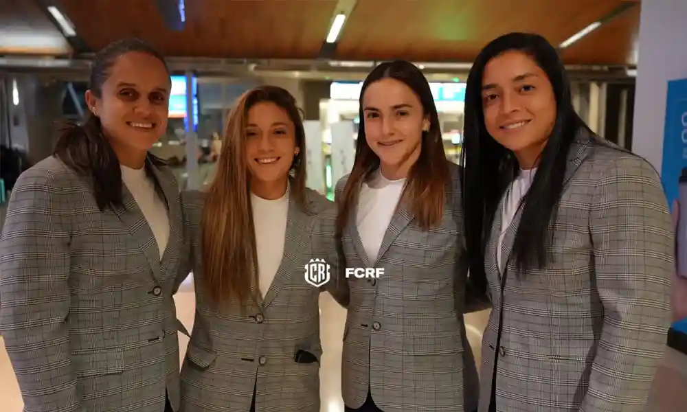 Las integrantes de La Sele Femenina durante una escala en Los Ángeles, Estados unidos, en la ruta hacia Nueva Zelanda. Foto: FCRF.