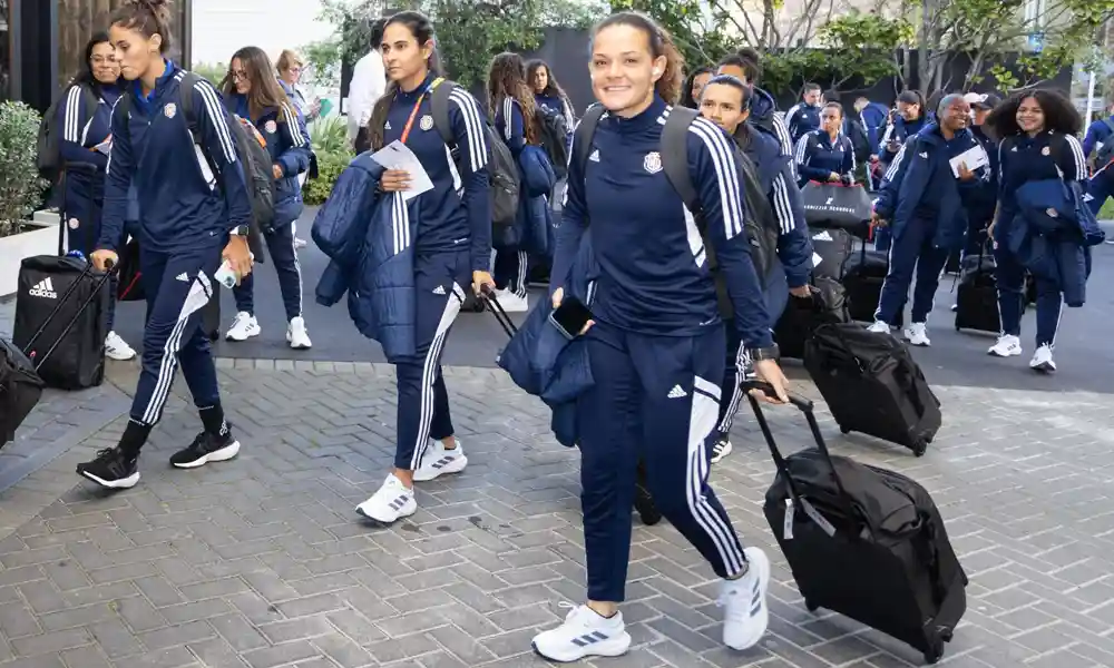 La Sele Femenina llegó este miércoles a Wellington, la sede del juego ante España en el debut mundialista.