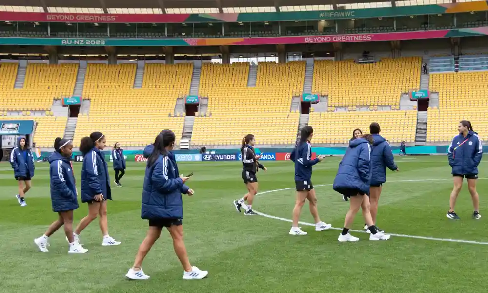 Las jugadoras de la Selección Femenina de Fútbol caminaron por el terreno de juego donde jugarán ante España. Foto: FCRF.