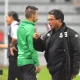 Vladimir Quesada, técnico del Saprissa, cuando dialogaba con la gente del banquillo. Foto: Keydel Romero.