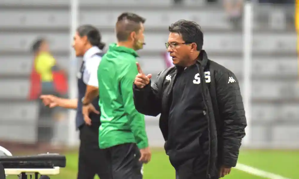 Vladimir Quesada, técnico del Saprissa, cuando dialogaba con la gente del banquillo. Foto: Keydel Romero.