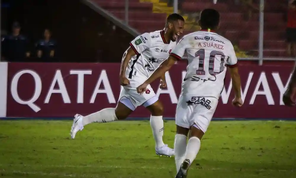 Alexander López sale a celebrar. Marcó un golazo para sacar el partido de Alajuelense del letargo ante Sporting San Miguelito. Foto: LDA.